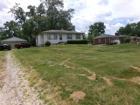 2708 Erb Rd, Oakville, MO 63129