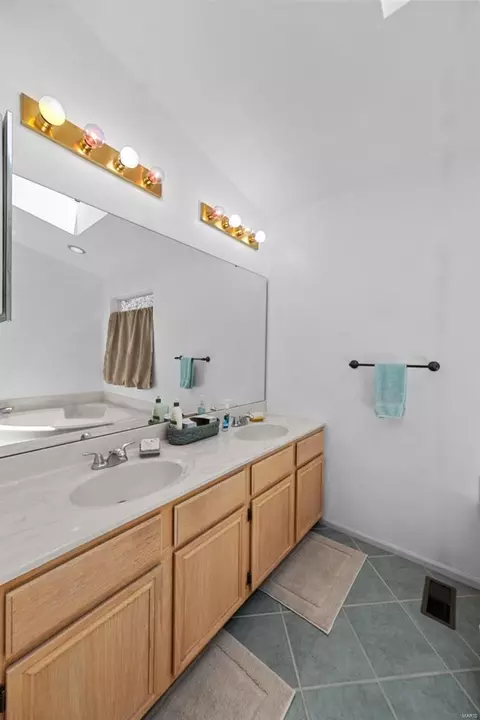 Bath - 7282 Picasso Dr, O'fallon, MO 63368 photo 2 of 5
