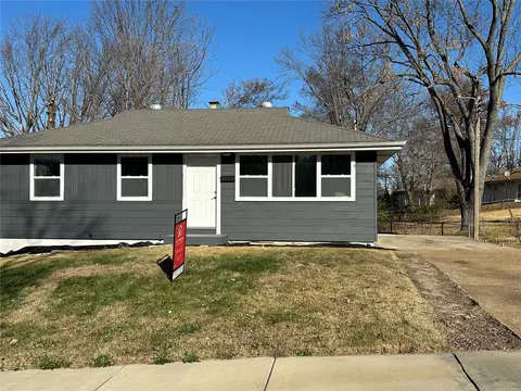 7711 Ellington Dr, Saint Louis, MO 63121