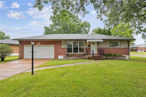601 Santen Dr, Saint Louis, MO 63123