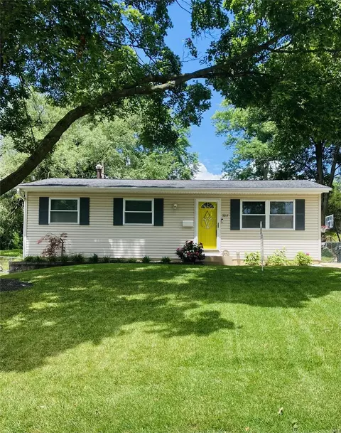 5217 Ville Angela Ln, Hazelwood, MO 63042