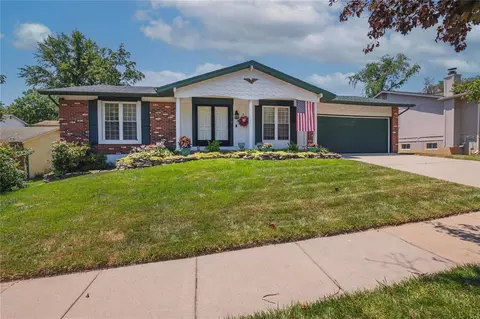 2316 Glenrich Dr, Oakville, MO 63129