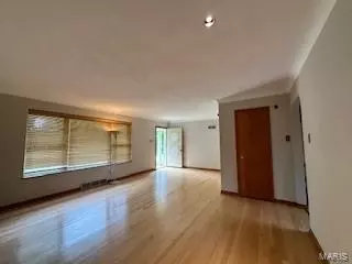 Living - 9809 E Grantview Dr, Saint Louis, MO 63123 photo 4 of 4