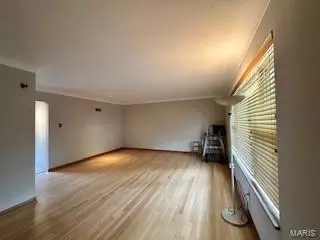 Living - 9809 E Grantview Dr, Saint Louis, MO 63123 photo 3 of 4