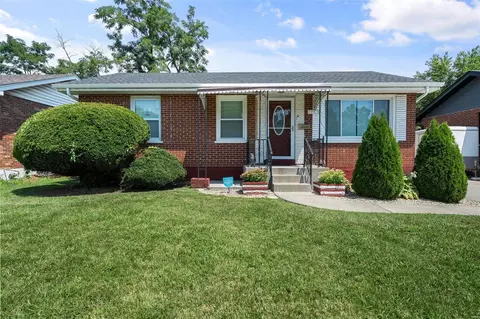 2113 Brookfield Dr, Saint Louis, MO 63136