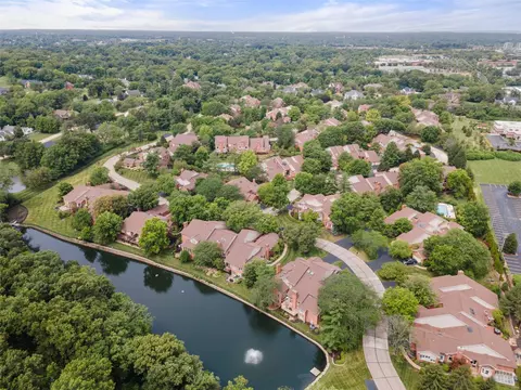 732 Fairfield Lake Dr, Town And Country, MO 63017
