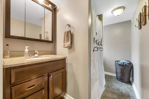 Bath - 412 Ballwin Ave, Ballwin, MO 63021 photo 2 of 2
