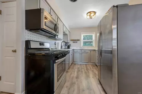 Kitchen - 412 Ballwin Ave, Ballwin, MO 63021 photo 2 of 4