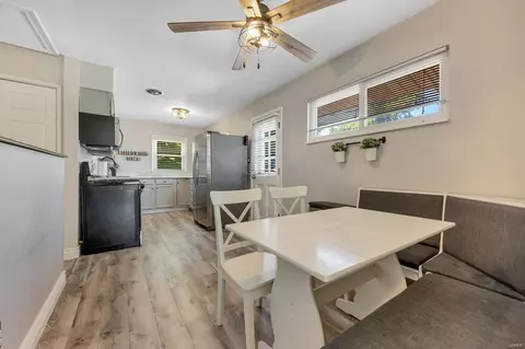 Dining - 412 Ballwin Ave, Ballwin, MO 63021 photo 1 of 2