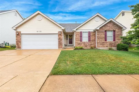 819 Spring Crest Dr, Fenton, MO 63026