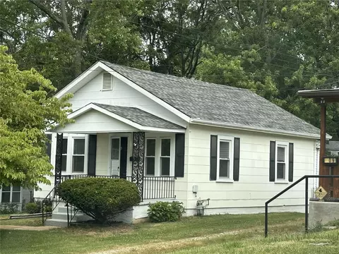 111 Reasor Dr, Saint Louis, MO 63135