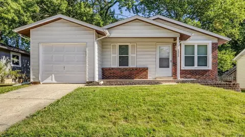 1453 Monopoly Dr, Florissant, MO 63031