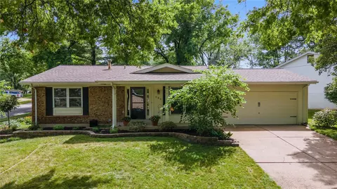 544 Blazedwood Dr, Ballwin, MO 63021