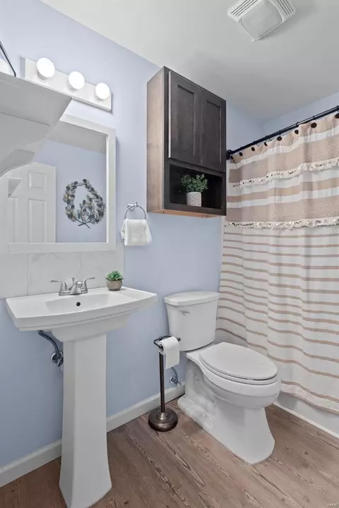 Bath - 913 Glenmill Dr, Manchester, MO 63021 photo 2 of 5