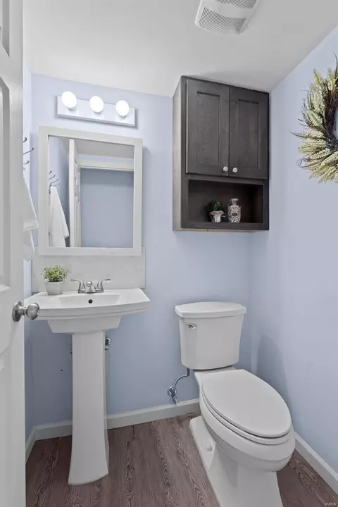 Bath - 913 Glenmill Dr, Manchester, MO 63021 photo 1 of 5