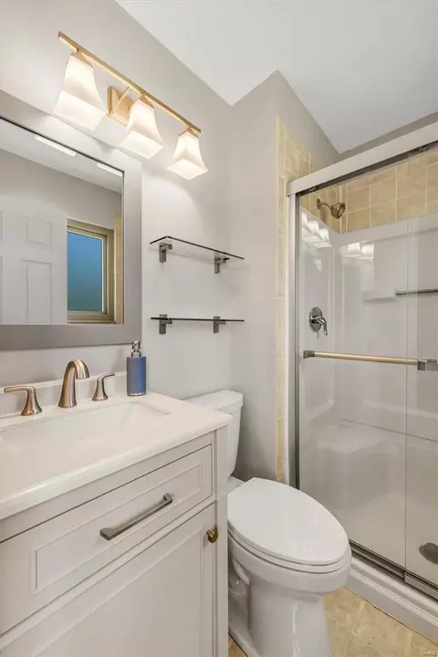 Bath - 950 Beacon Woods Ct, Manchester, MO 63021 photo 2 of 3