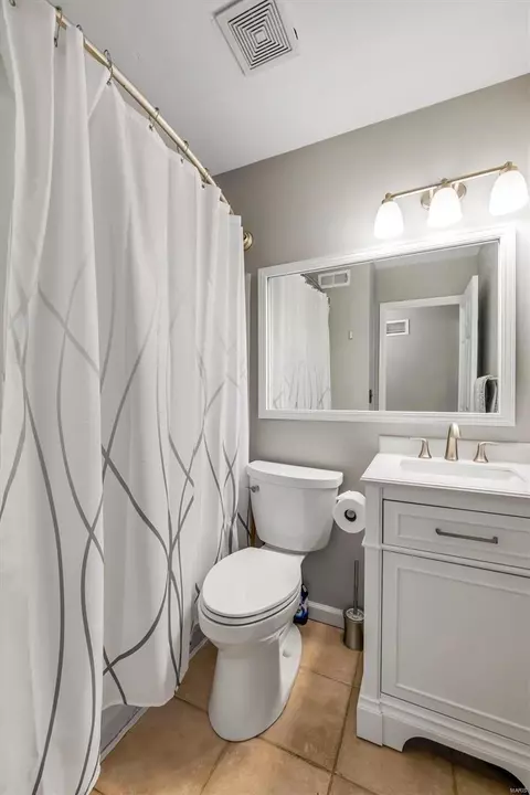 Bath - 950 Beacon Woods Ct, Manchester, MO 63021 photo 3 of 3