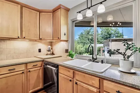 Kitchen - 950 Beacon Woods Ct, Manchester, MO 63021 photo 6 of 7