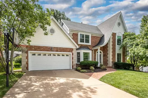 320 Elm Valley Dr, Webster Groves, MO 63119