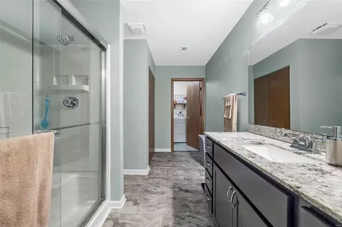 Bath - 847 Woodside Trails Dr, Ballwin, MO 63021 photo 2 of 2