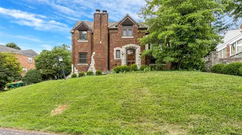 7230 S Winchester Dr, Saint Louis, MO 63121