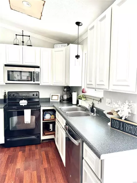 Kitchen - 1267 Wagon Wheel, O'fallon, MO 63366 photo 2 of 4
