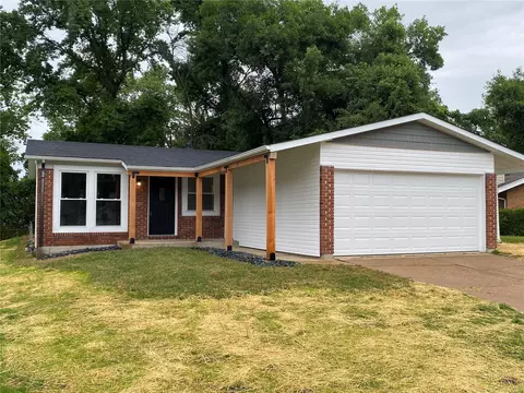 1304 Kew Gardens Dr, Florissant, MO 63031