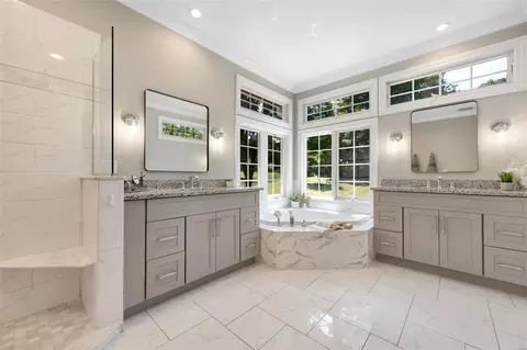 Bath - 574 Autumn Bluff Dr, Ellisville, MO 63021 photo 2 of 6