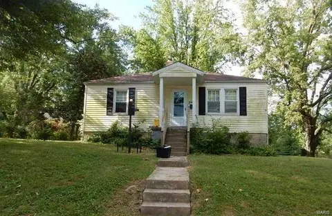 588 Glorose Dr, Saint Louis, MO 63137