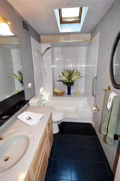 Bath - 215 Drewel Ct, Eureka, MO 63025 photo 2 of 2