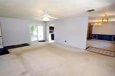 Living - 215 Drewel Ct, Eureka, MO 63025 photo 2 of 4