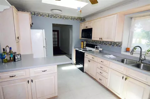 Kitchen - 215 Drewel Ct, Eureka, MO 63025 photo 2 of 5
