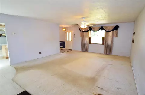 Living - 215 Drewel Ct, Eureka, MO 63025 photo 3 of 4