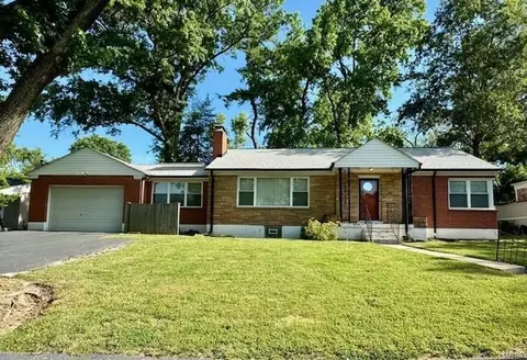 4 Pricemont Dr, Olivette, MO 63132