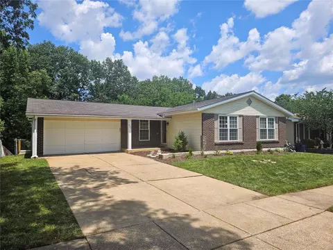660 Towerwood Dr, Ballwin, MO 63021