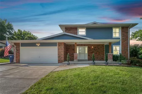 1 Larkspur Ct, Saint Charles, MO 63301