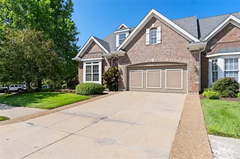 977 Chesterfield Villas Cir, Chesterfield, MO 63017