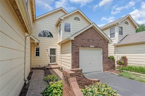 11982 Autumn Lakes Dr, Maryland Heights, MO 63043