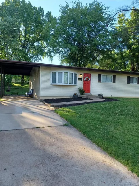 1275 Parakeet Ln, Florissant, MO 63031