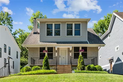 18 Burroughs Ln, Ladue, MO 63124
