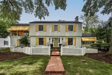 8 Foxboro Rd, Ladue, MO 63124