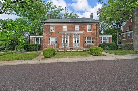 206 Grover Rd, Saint Louis, MO 63125