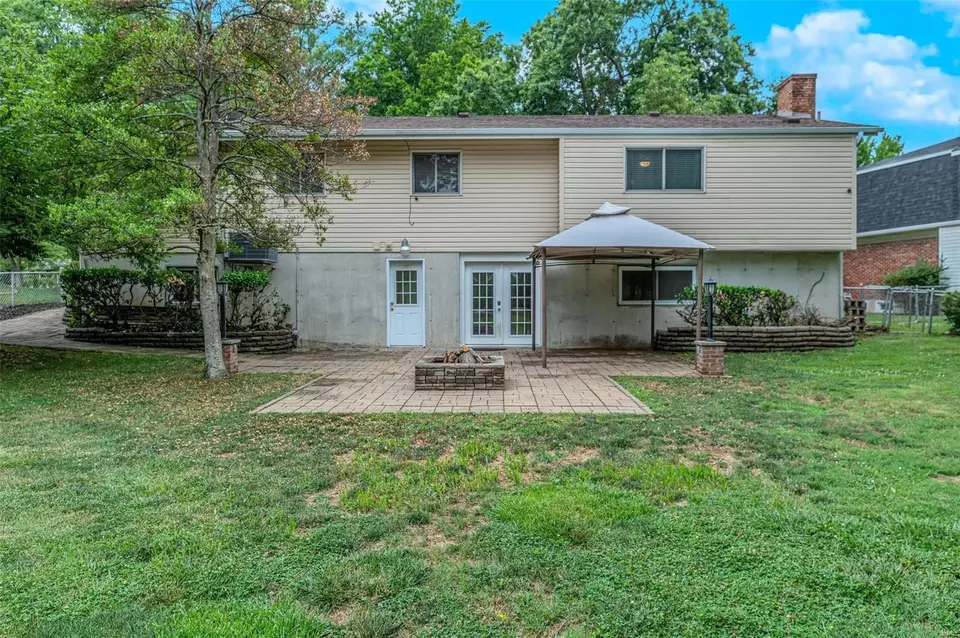 Exterior - 12647 Tallow Hill Ln, Saint Louis, MO 63146 photo 3 of 8
