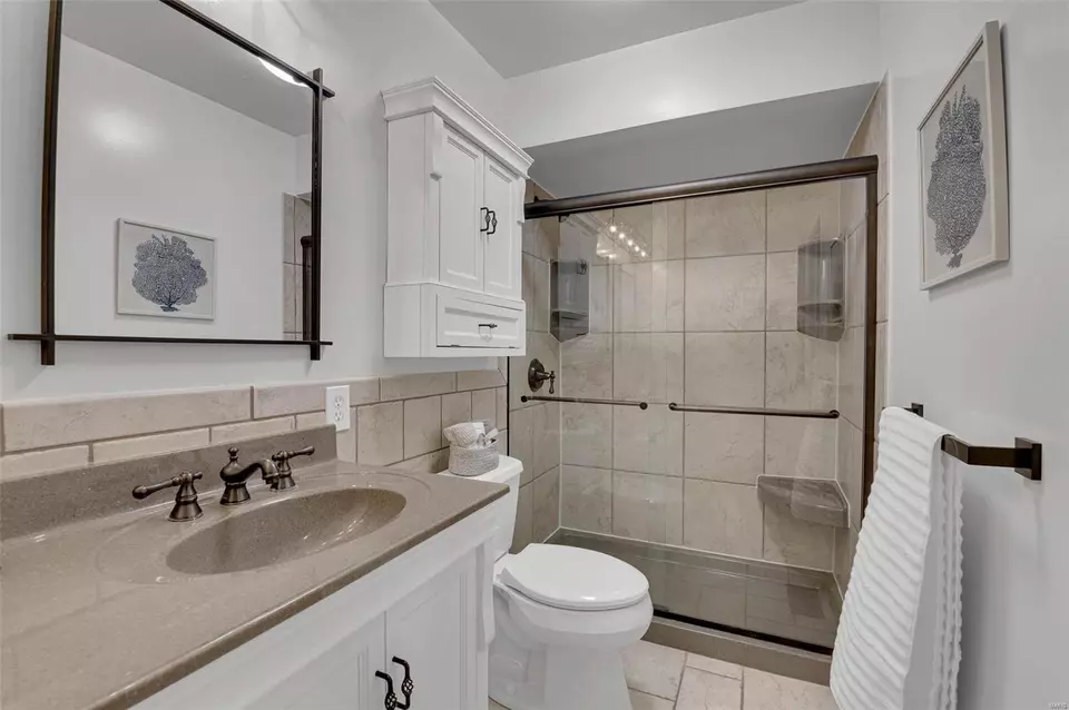 Bath - 12647 Tallow Hill Ln, Saint Louis, MO 63146 photo 2 of 5