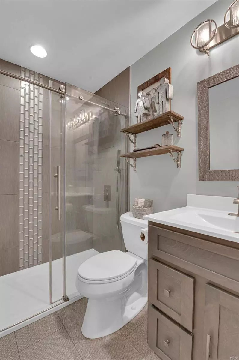 Bath - 12647 Tallow Hill Ln, Saint Louis, MO 63146 photo 4 of 5