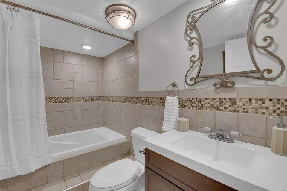 Bath - 12647 Tallow Hill Ln, Saint Louis, MO 63146 photo 5 of 5