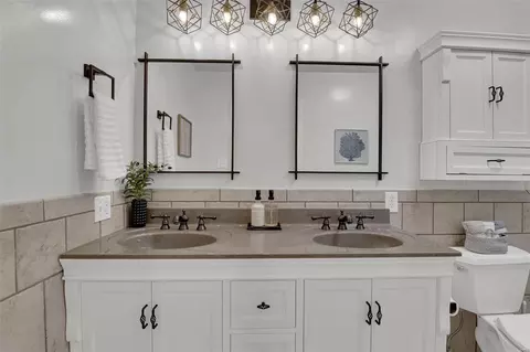 Bath - 12647 Tallow Hill Ln, Saint Louis, MO 63146 photo 1 of 5