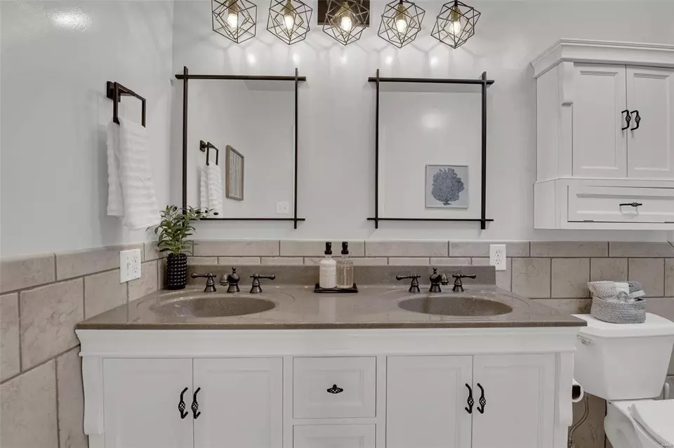Bath - 12647 Tallow Hill Ln, Saint Louis, MO 63146 photo 1 of 5