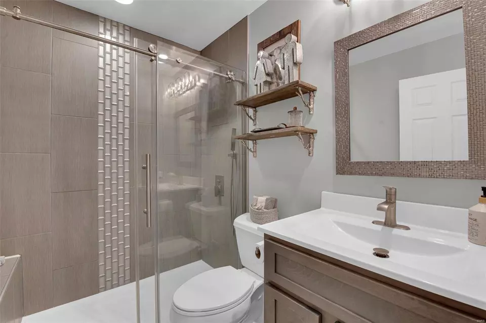 Bath - 12647 Tallow Hill Ln, Saint Louis, MO 63146 photo 3 of 5