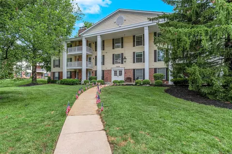 1525 Hampton Hall Dr #11, Chesterfield, MO 63017